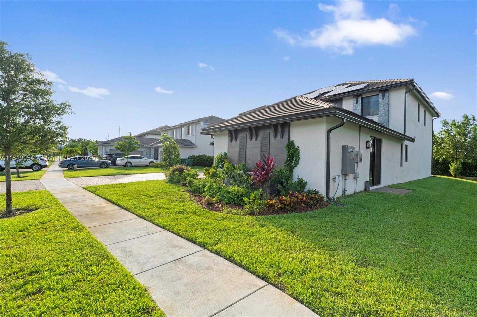 Small Image of 13005 ADDILYN CT, Davie Number 2