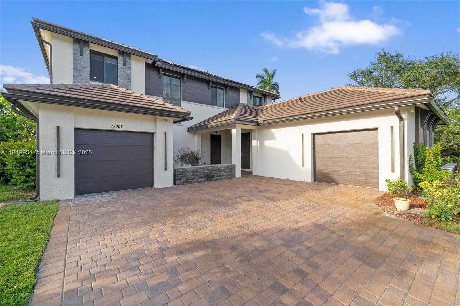 Small Image of 13005 ADDILYN CT, Davie Number 3