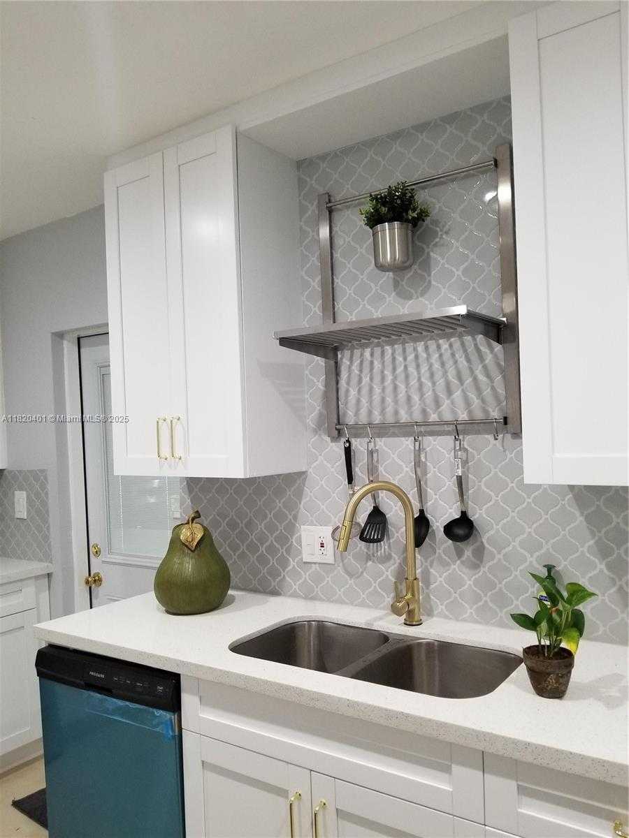 Small Image of 1016 NORTH EAST 4 AVENUE, Homestead Number 2