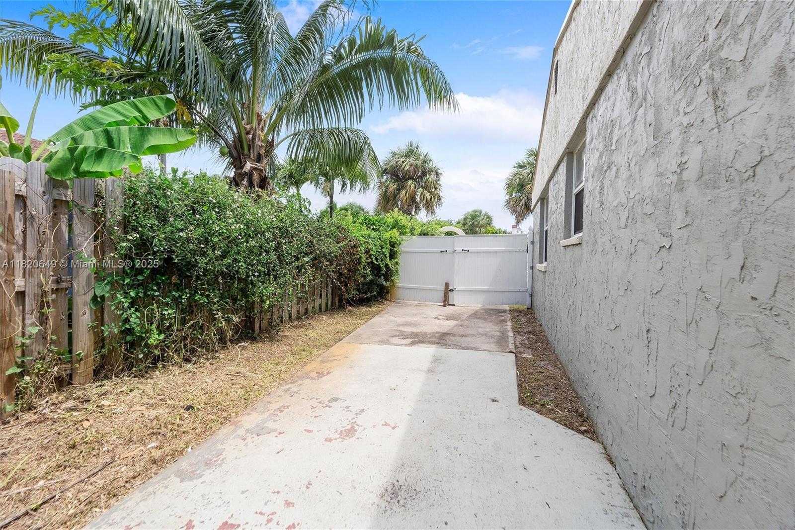 Small Image of 602 EL PRADO, West Palm Beach Number 30