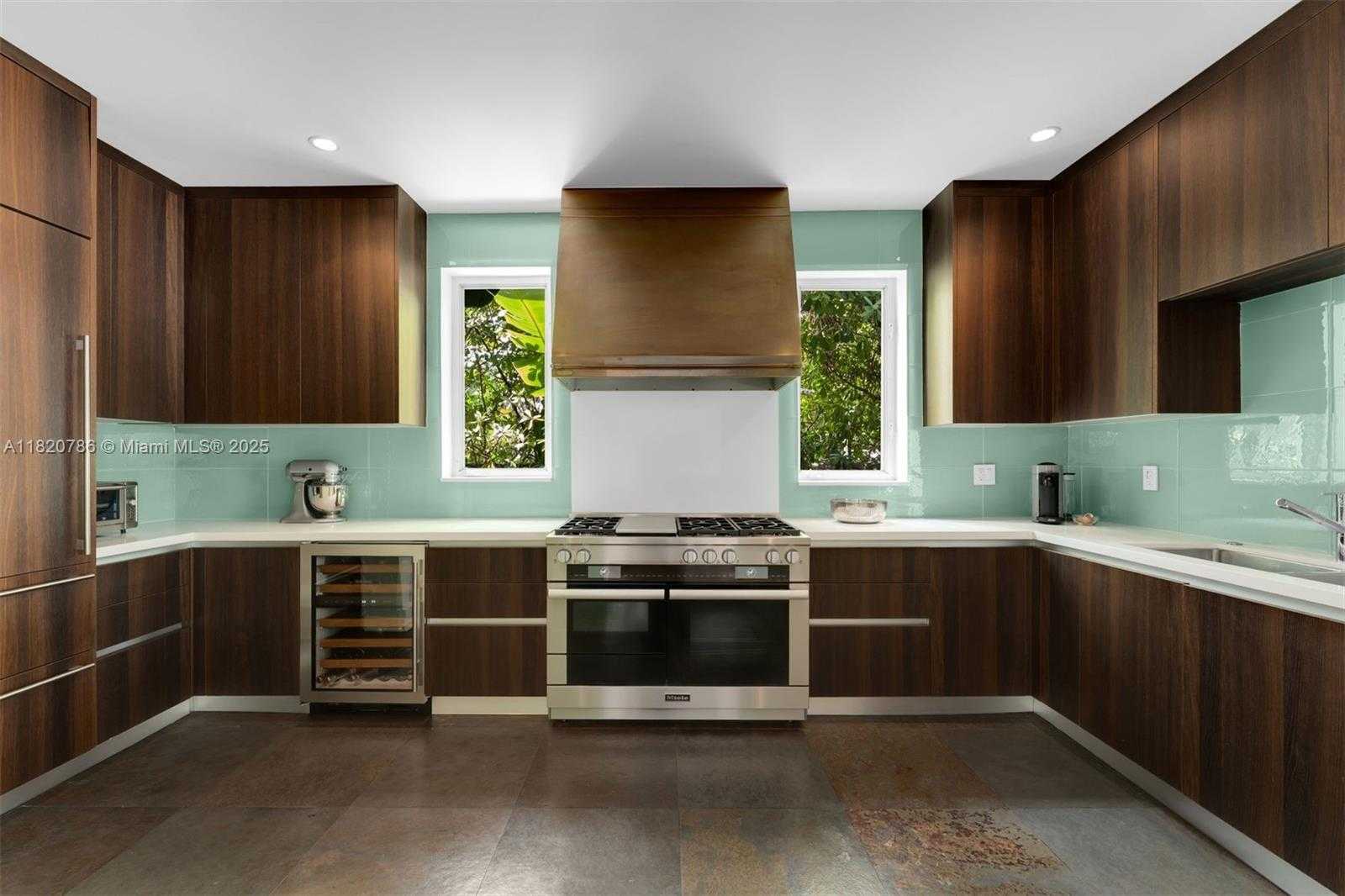 Small Image of 6165 PINE TREE DR, Miami Beach Number 10