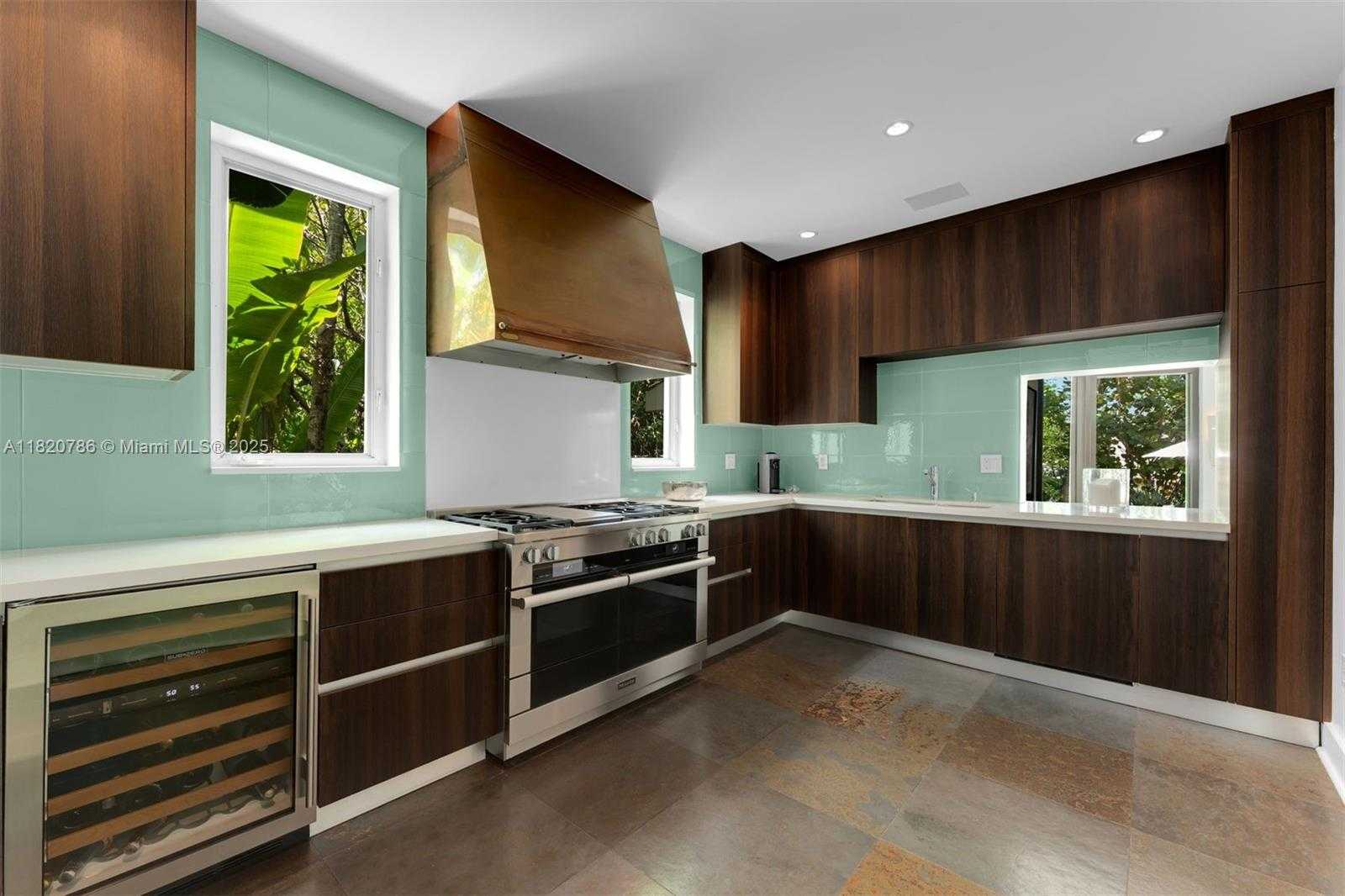 Small Image of 6165 PINE TREE DR, Miami Beach Number 11
