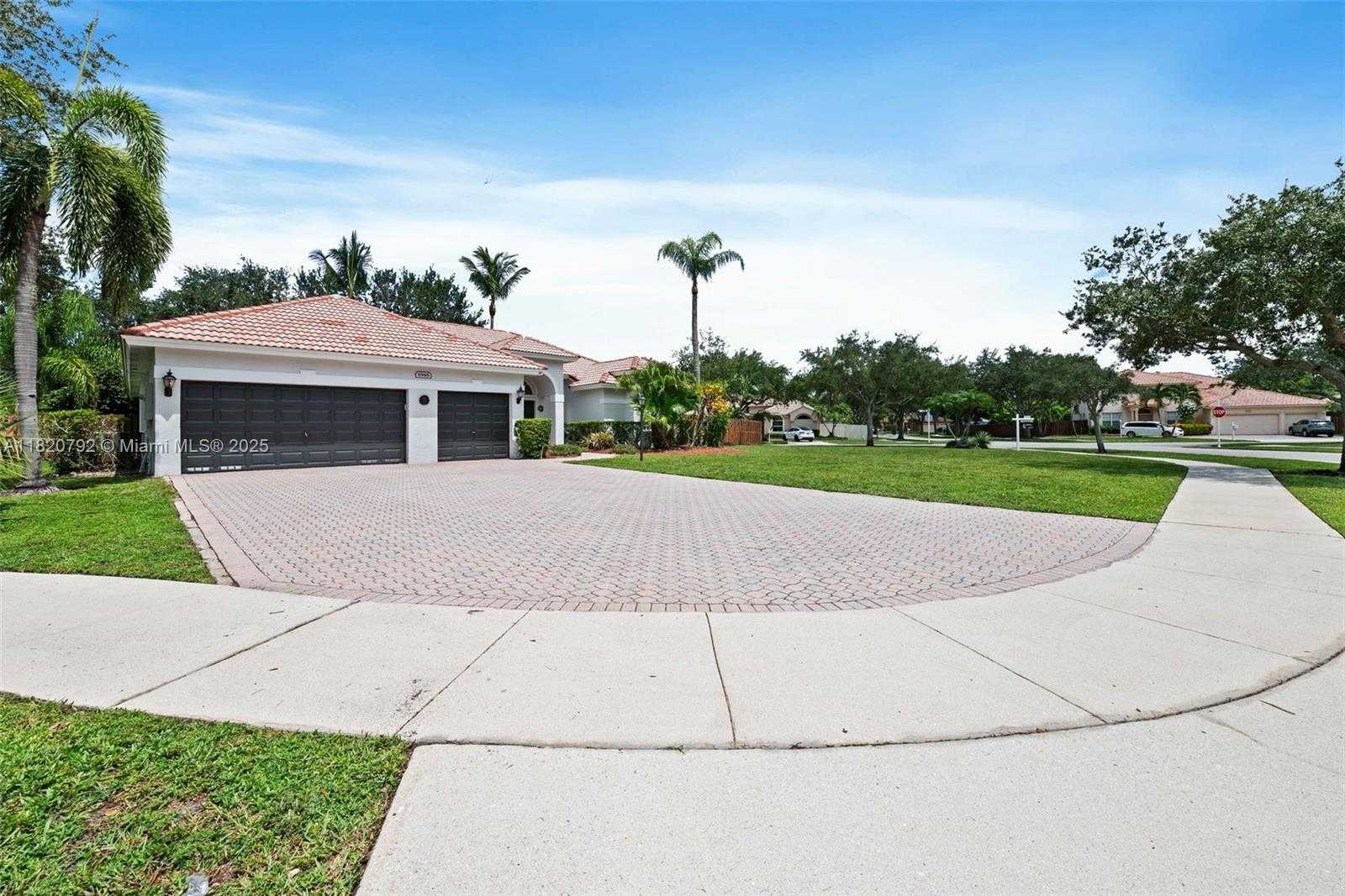 Small Image of 6946 MARIPOSA CIR CT, Pembroke Pines Number 3