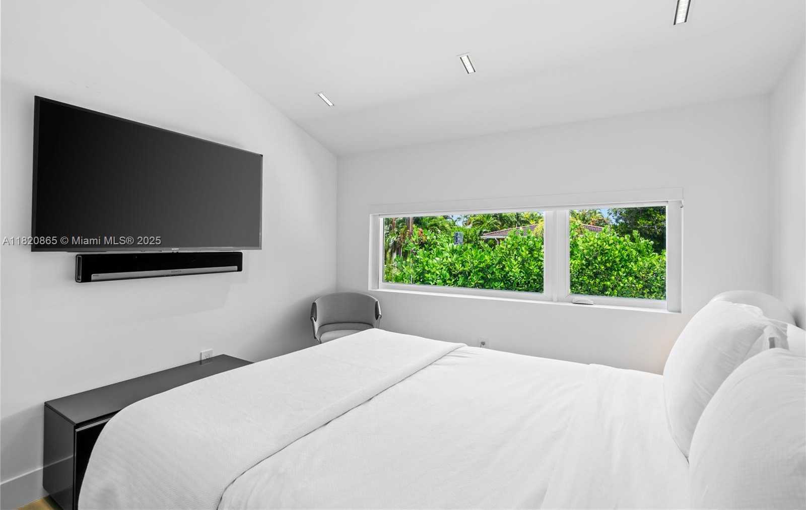 Small Image of 9033 EMERSON AVE, Surfside Number 20