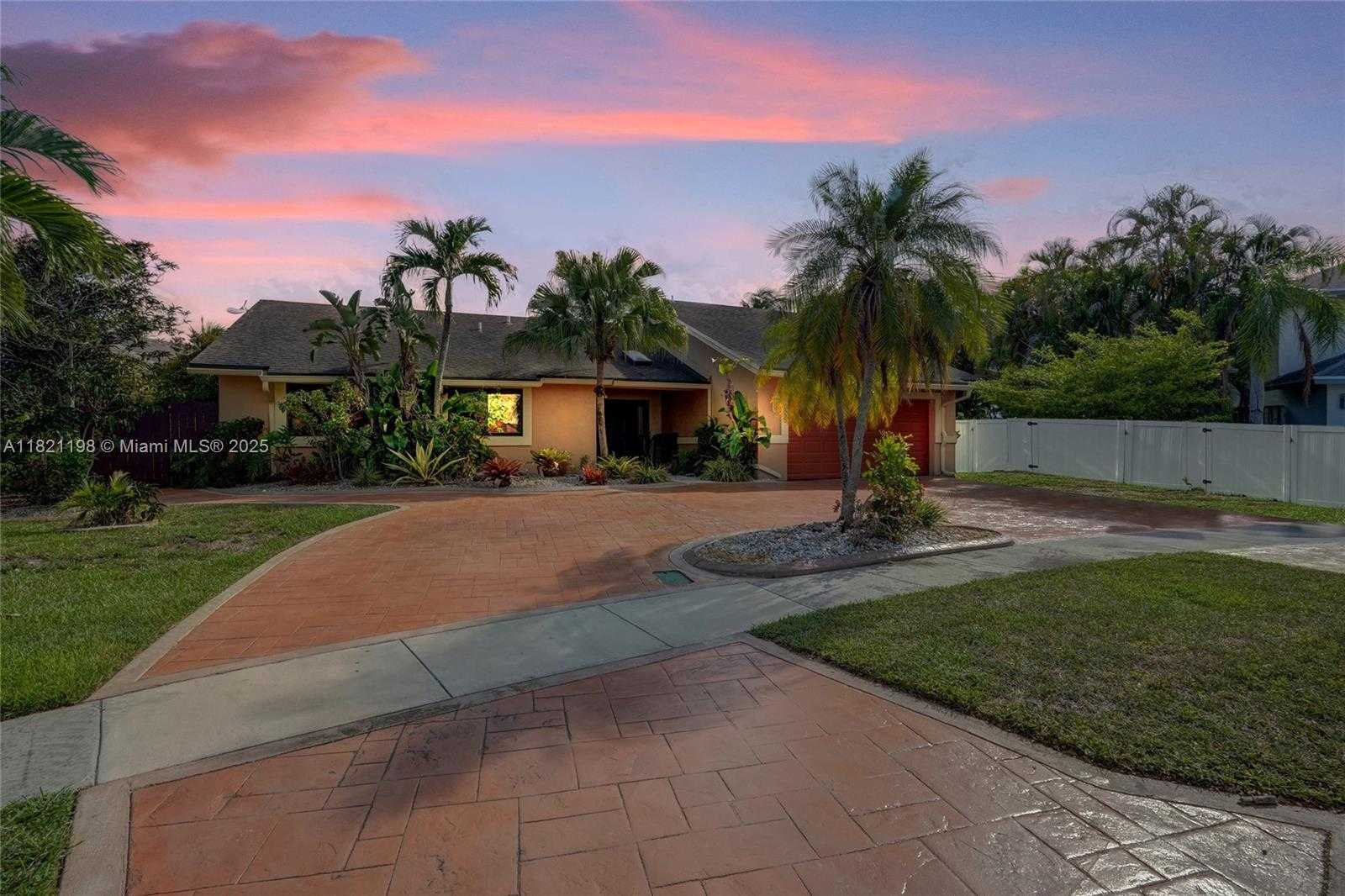 Small Image of 10030 SOUTH WEST 8TH ST, Pembroke Pines Number 3
