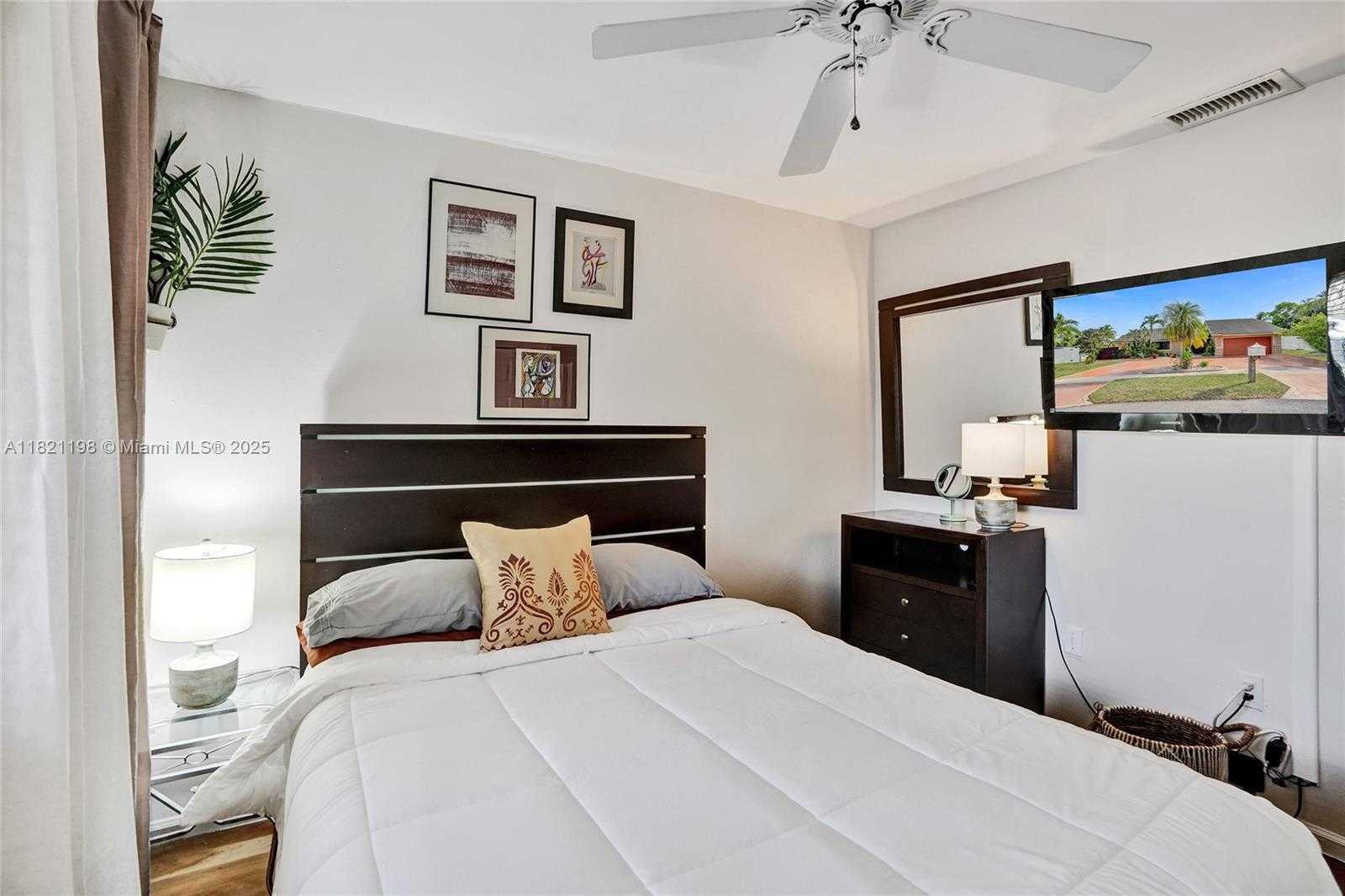 Small Image of 10030 SOUTH WEST 8TH ST, Pembroke Pines Number 30