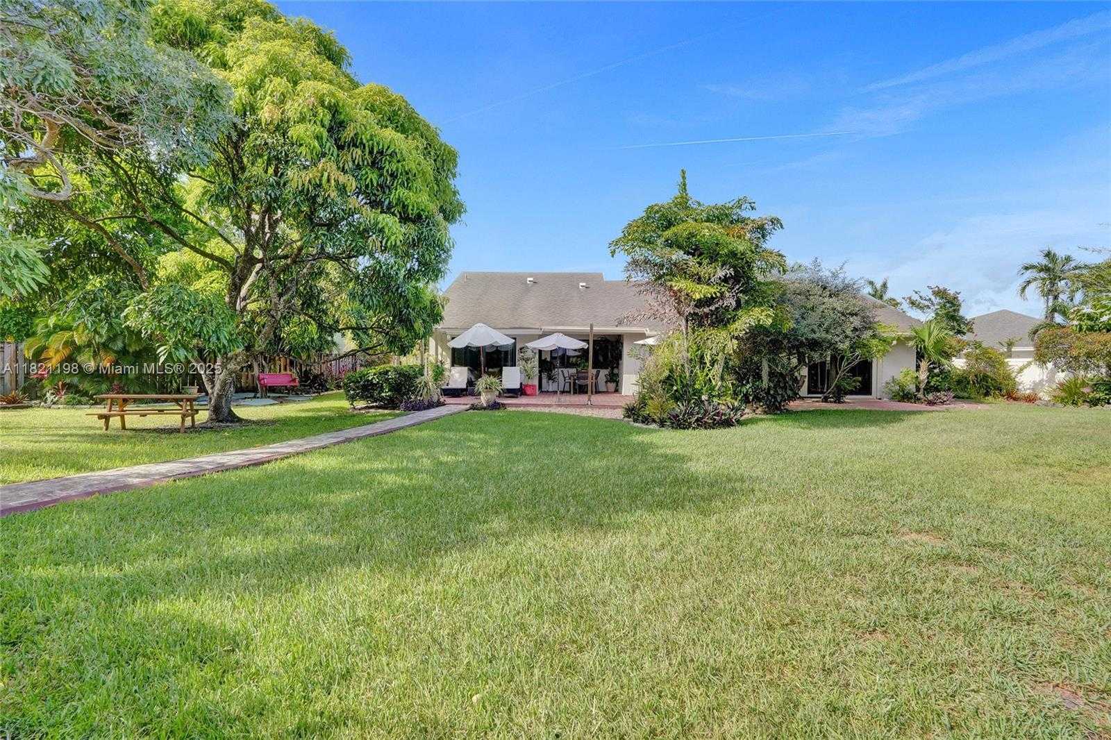 Small Image of 10030 SOUTH WEST 8TH ST, Pembroke Pines Number 45