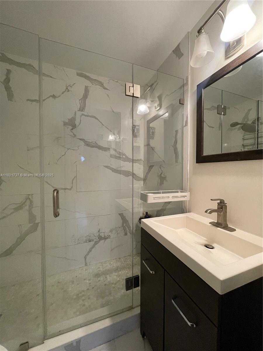 Small Image of 2985 AVIATION AVE, Miami Number 11