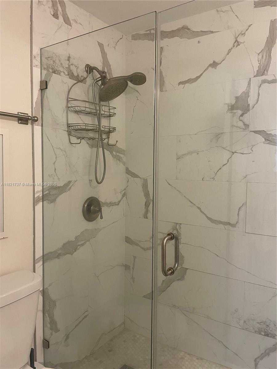Small Image of 2985 AVIATION AVE, Miami Number 13