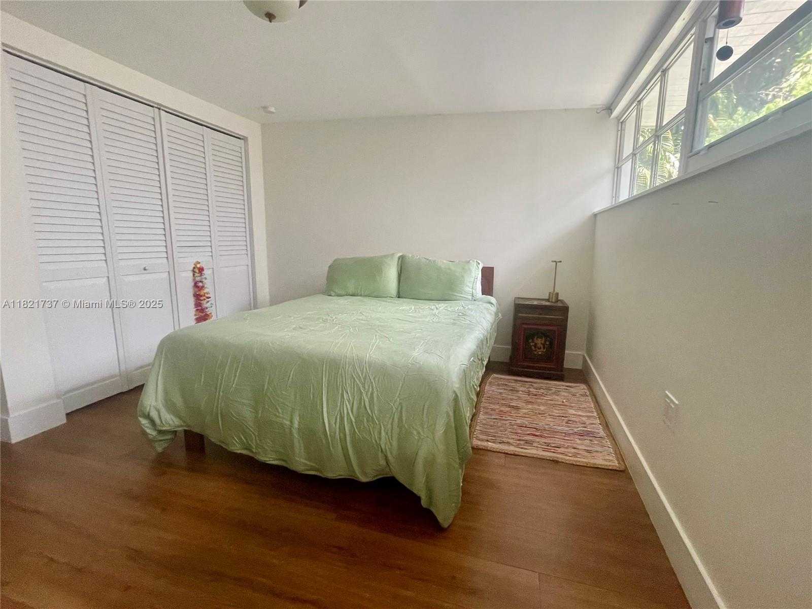 Small Image of 2985 AVIATION AVE, Miami Number 14