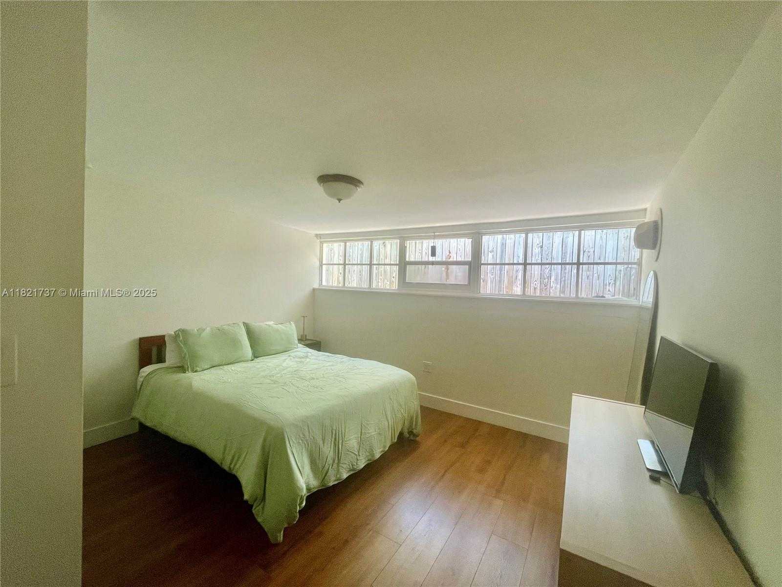 Small Image of 2985 AVIATION AVE, Miami Number 15
