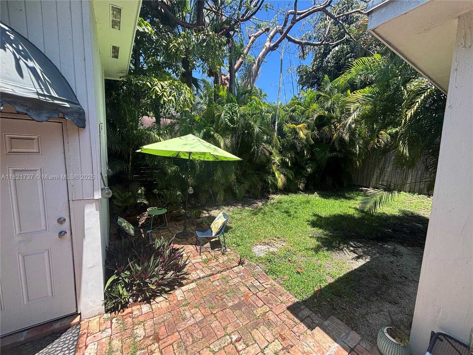 Small Image of 2985 AVIATION AVE, Miami Number 17
