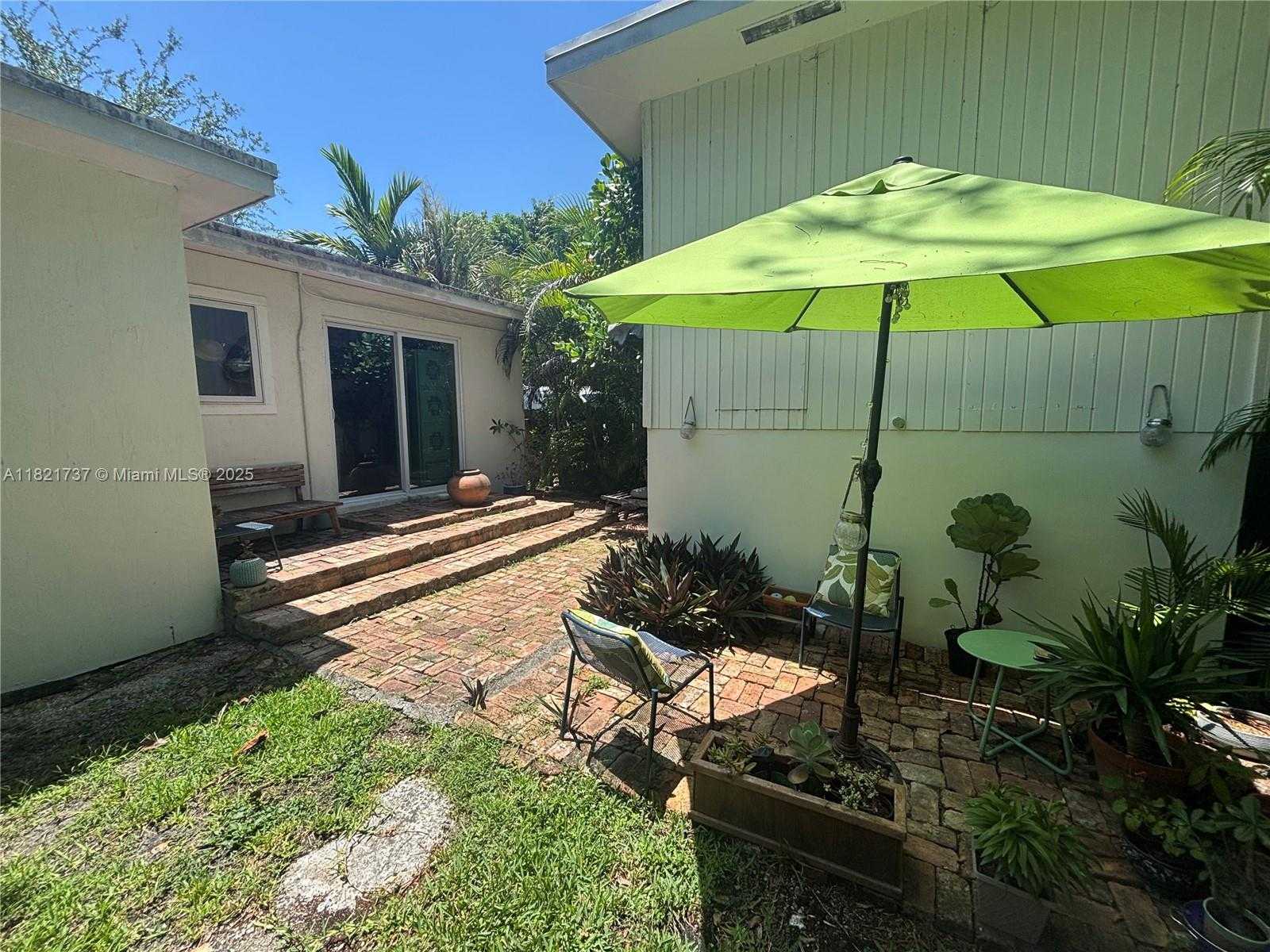 Small Image of 2985 AVIATION AVE, Miami Number 19