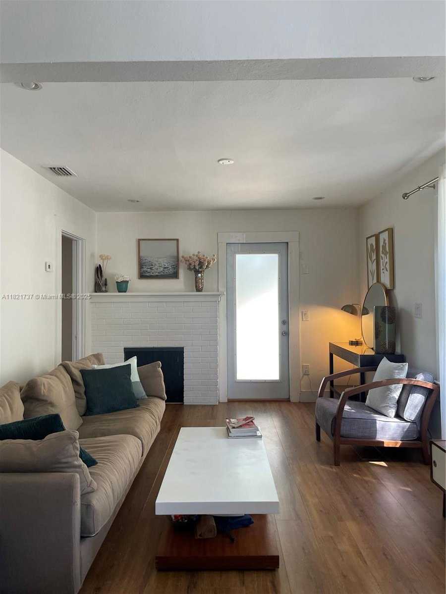 Small Image of 2985 AVIATION AVE, Miami Number 4