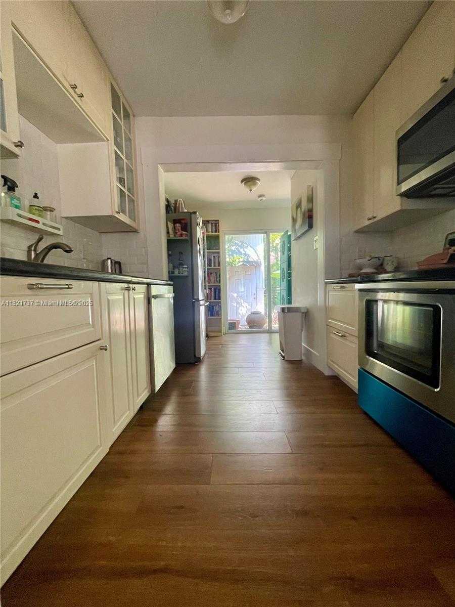 Small Image of 2985 AVIATION AVE, Miami Number 5
