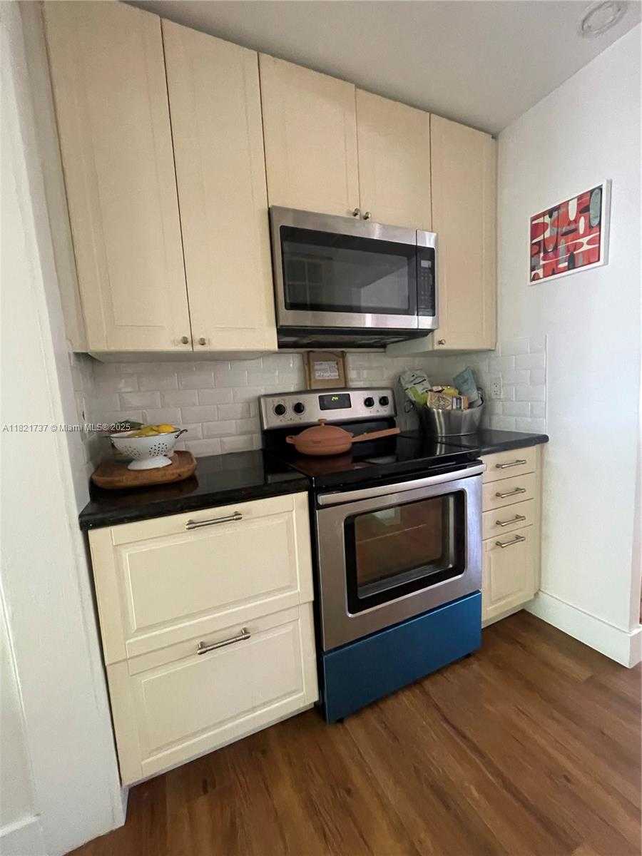 Small Image of 2985 AVIATION AVE, Miami Number 7