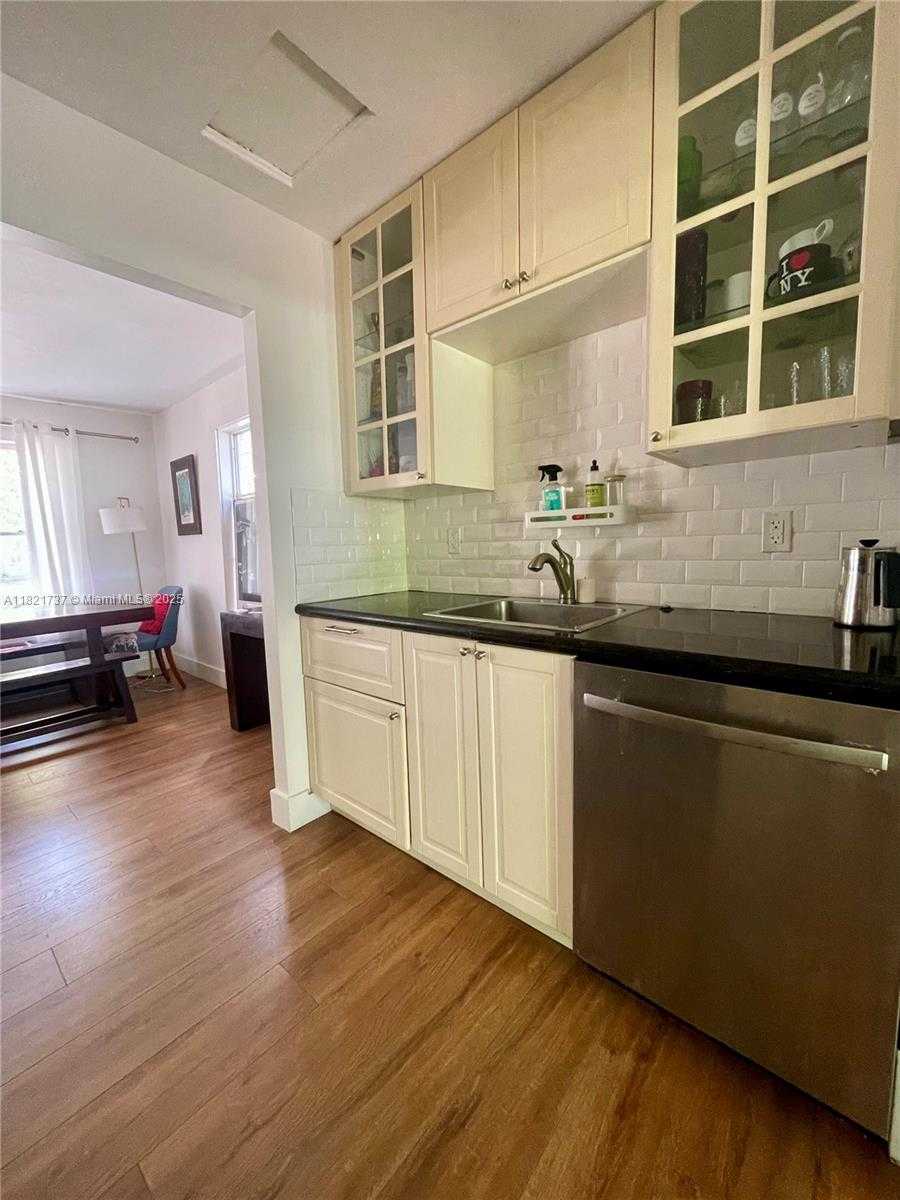 Small Image of 2985 AVIATION AVE, Miami Number 8