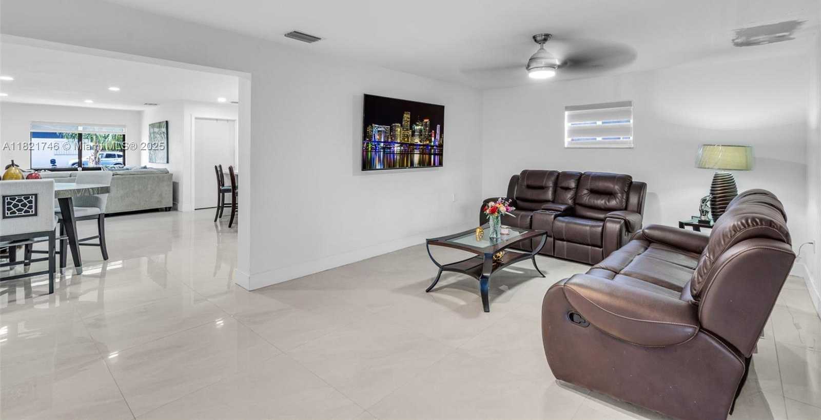 Small Image of 7100 MCCLELLAN ST, Hollywood Number 13