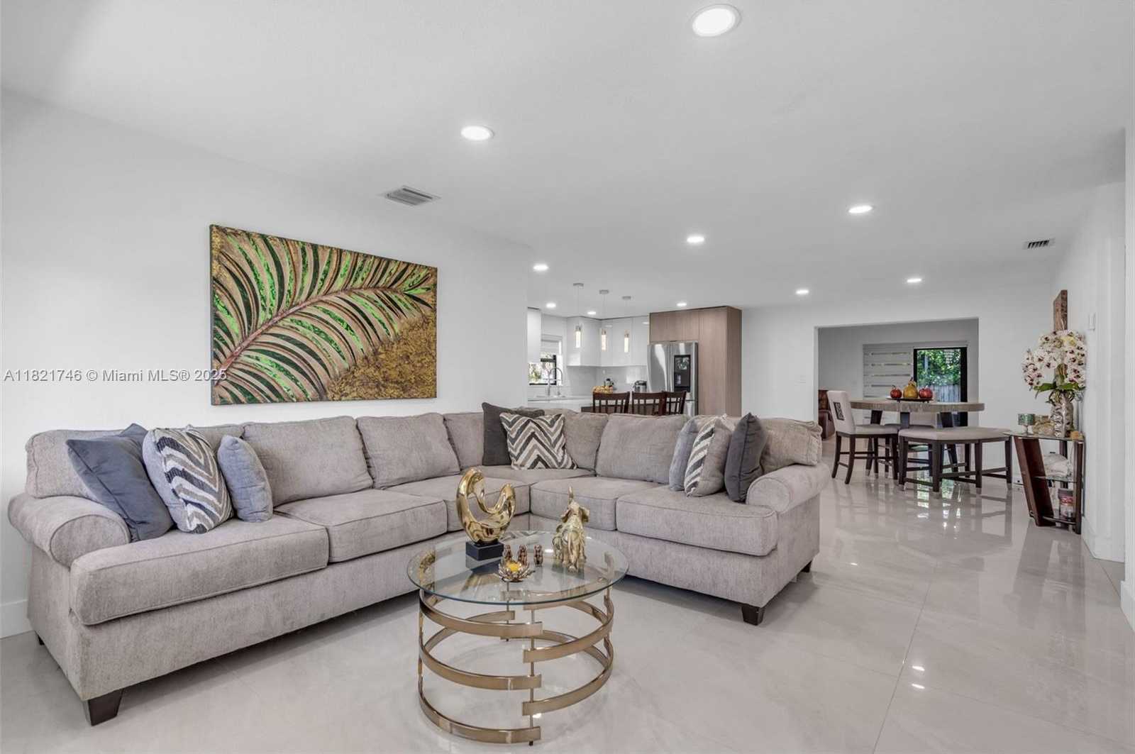 Small Image of 7100 MCCLELLAN ST, Hollywood Number 5