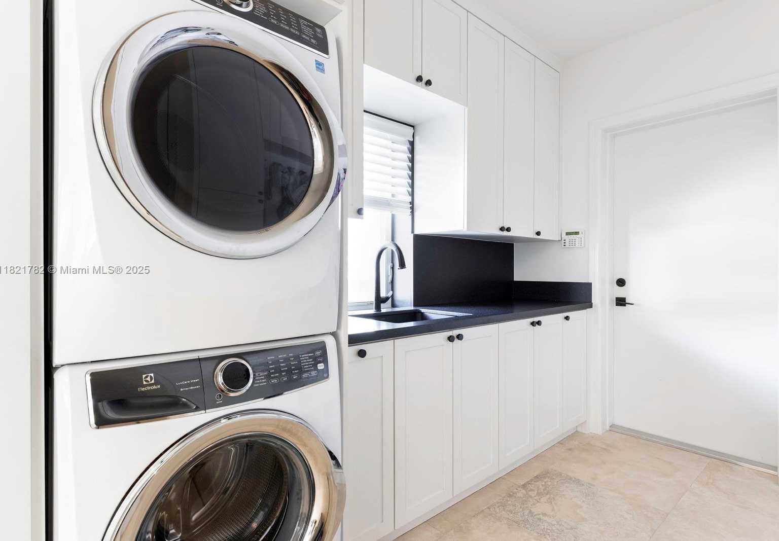 Small Image of 11100 PARADELA ST, Coral Gables Number 26