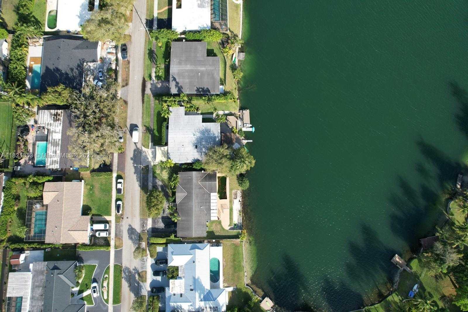 Small Image of 2010 NORTH EAST 196TH TER, North Miami Beach Number 26