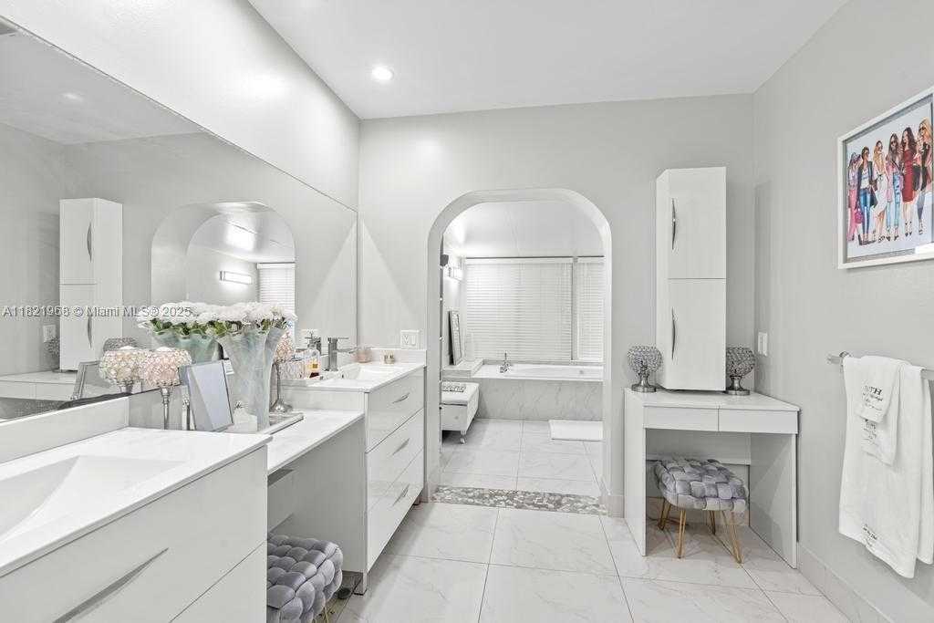 Small Image of 6987 CHARLOTTE CT, Margate Number 24