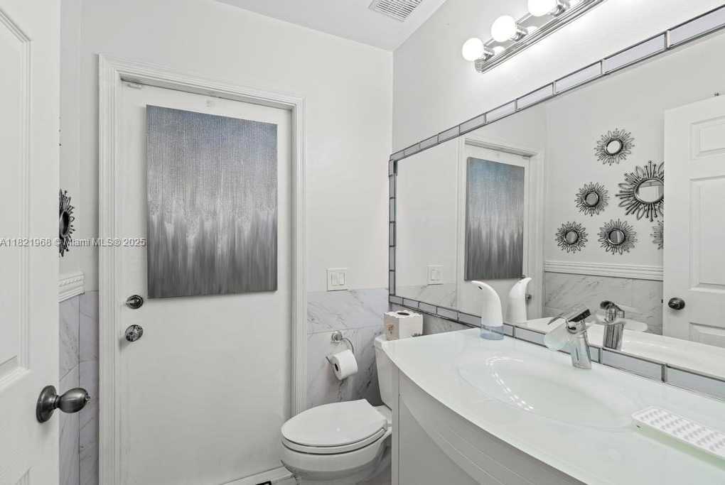 Small Image of 6987 CHARLOTTE CT, Margate Number 39