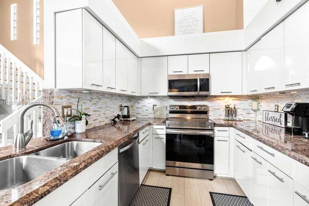 Small Image of 6987 CHARLOTTE CT, Margate Number 4
