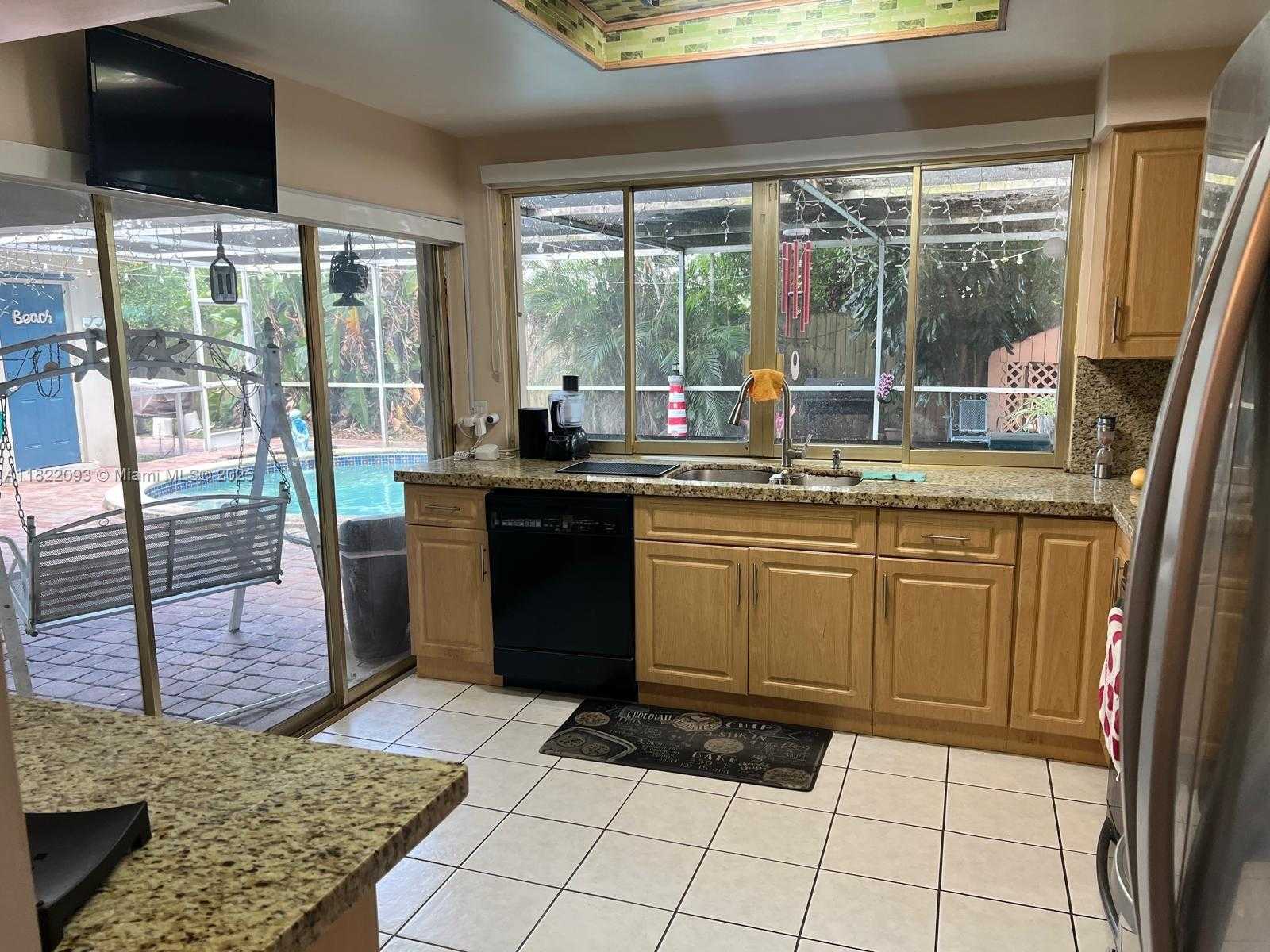 Small Image of 7110 SOUTH WEST 11TH ST, Pembroke Pines Number 12