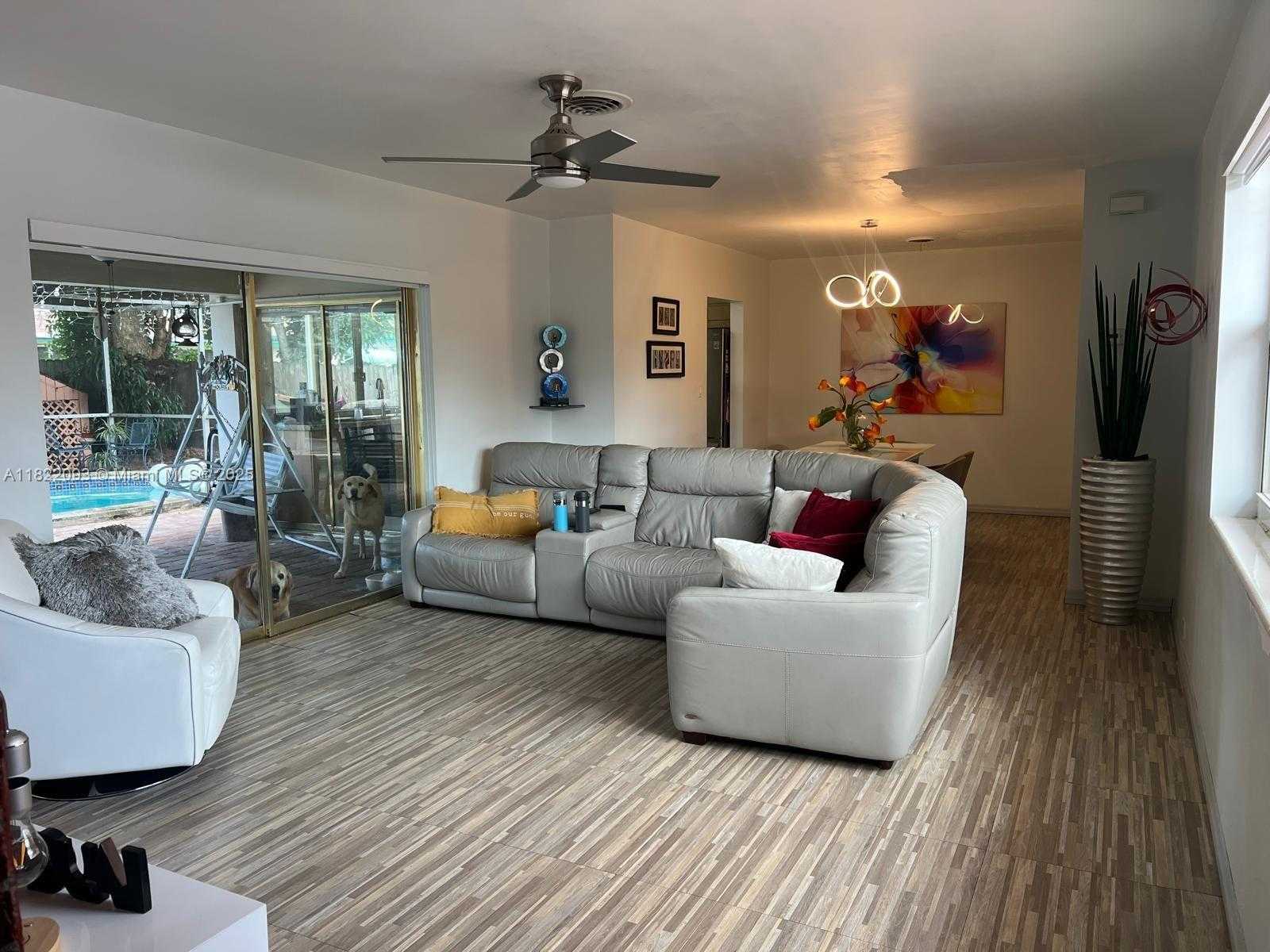 Small Image of 7110 SOUTH WEST 11TH ST, Pembroke Pines Number 4