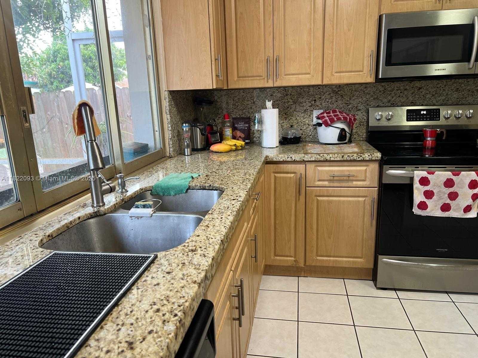Small Image of 7110 SOUTH WEST 11TH ST, Pembroke Pines Number 8