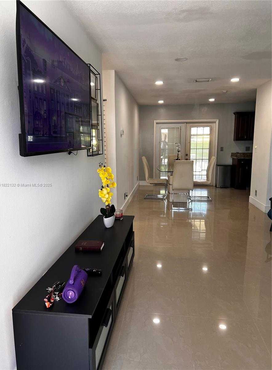 Small Image of 7151 PERSHING ST, Hollywood Number 5