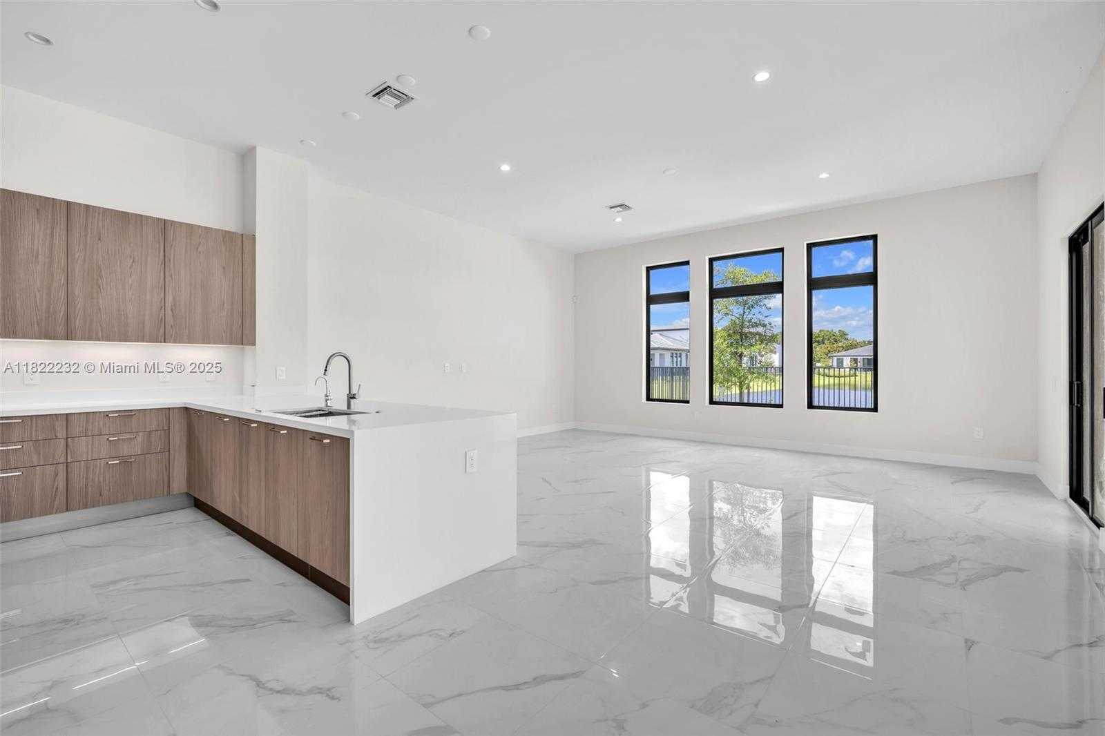 Small Image of 3511 ASHWOOD CIR S, Hollywood Number 16