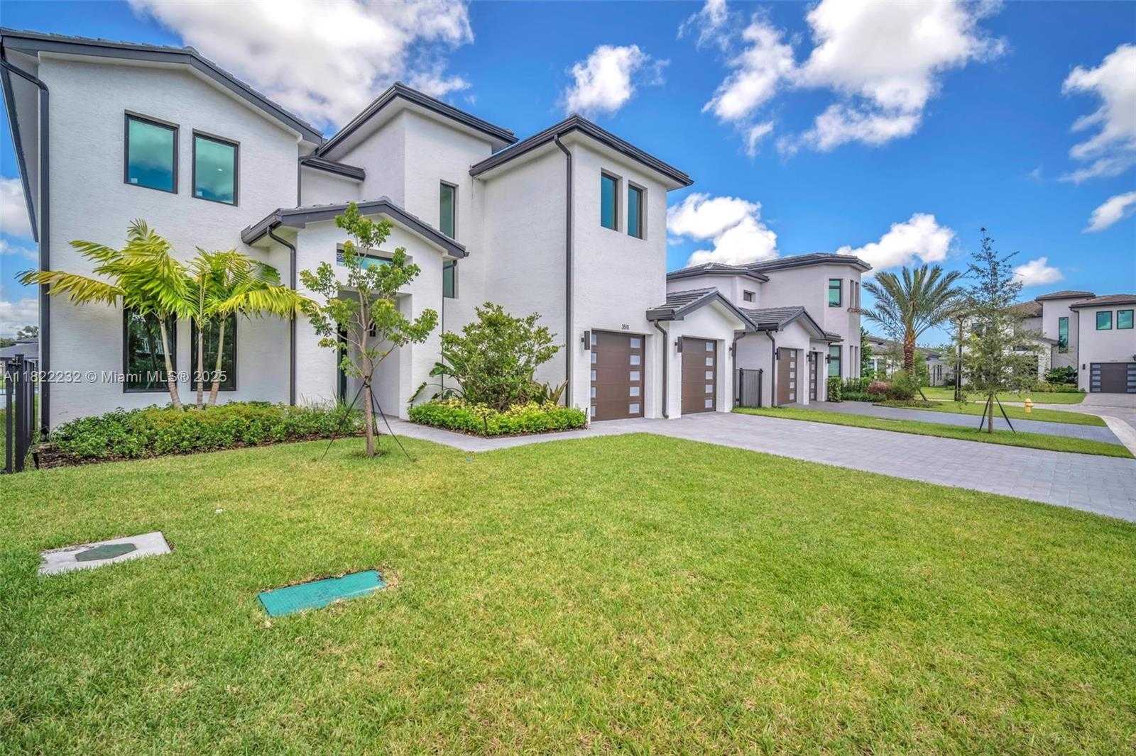 Small Image of 3511 ASHWOOD CIR S, Hollywood Number 2