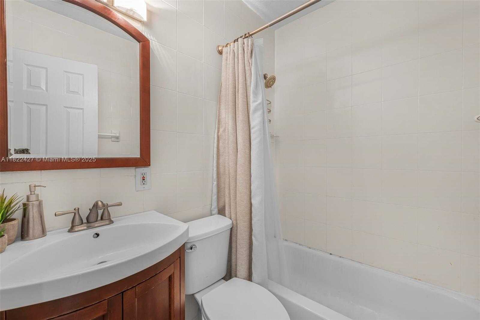Small Image of 9520 HOLIDAY RD, Cutler Bay Number 16