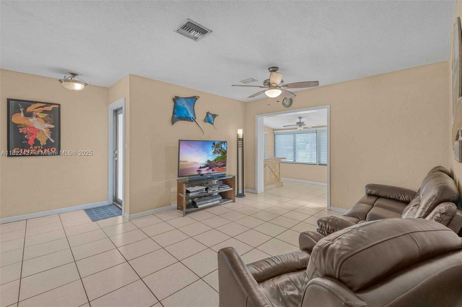 Small Image of 9520 HOLIDAY RD, Cutler Bay Number 8
