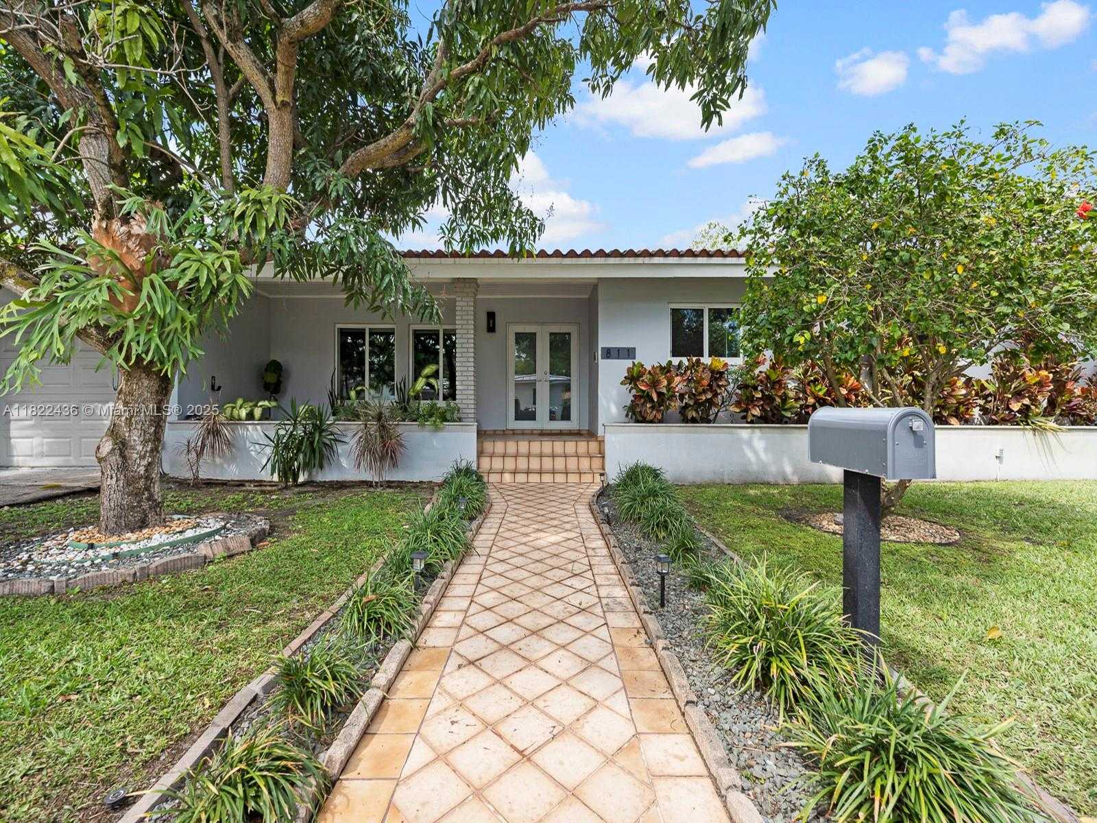 Small Image of 811 TRASCORO AVE, Coral Gables Number 2
