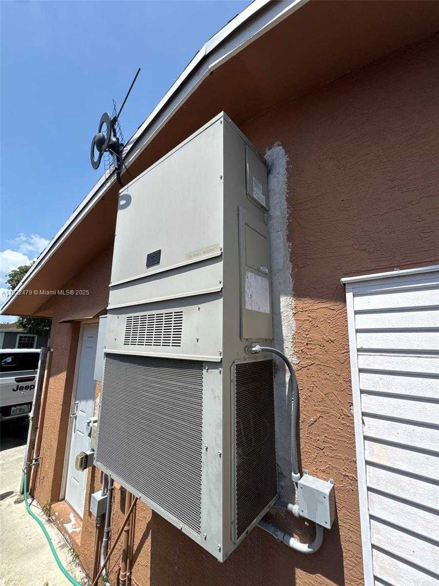 Small Image of 6211 SOUTH WEST 9TH PL, North Lauderdale Number 15