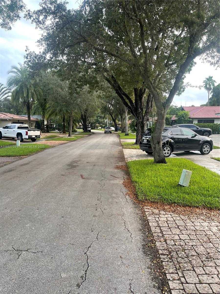 Small Image of 16120 EAST TROON CIR, Miami Lakes Number 2