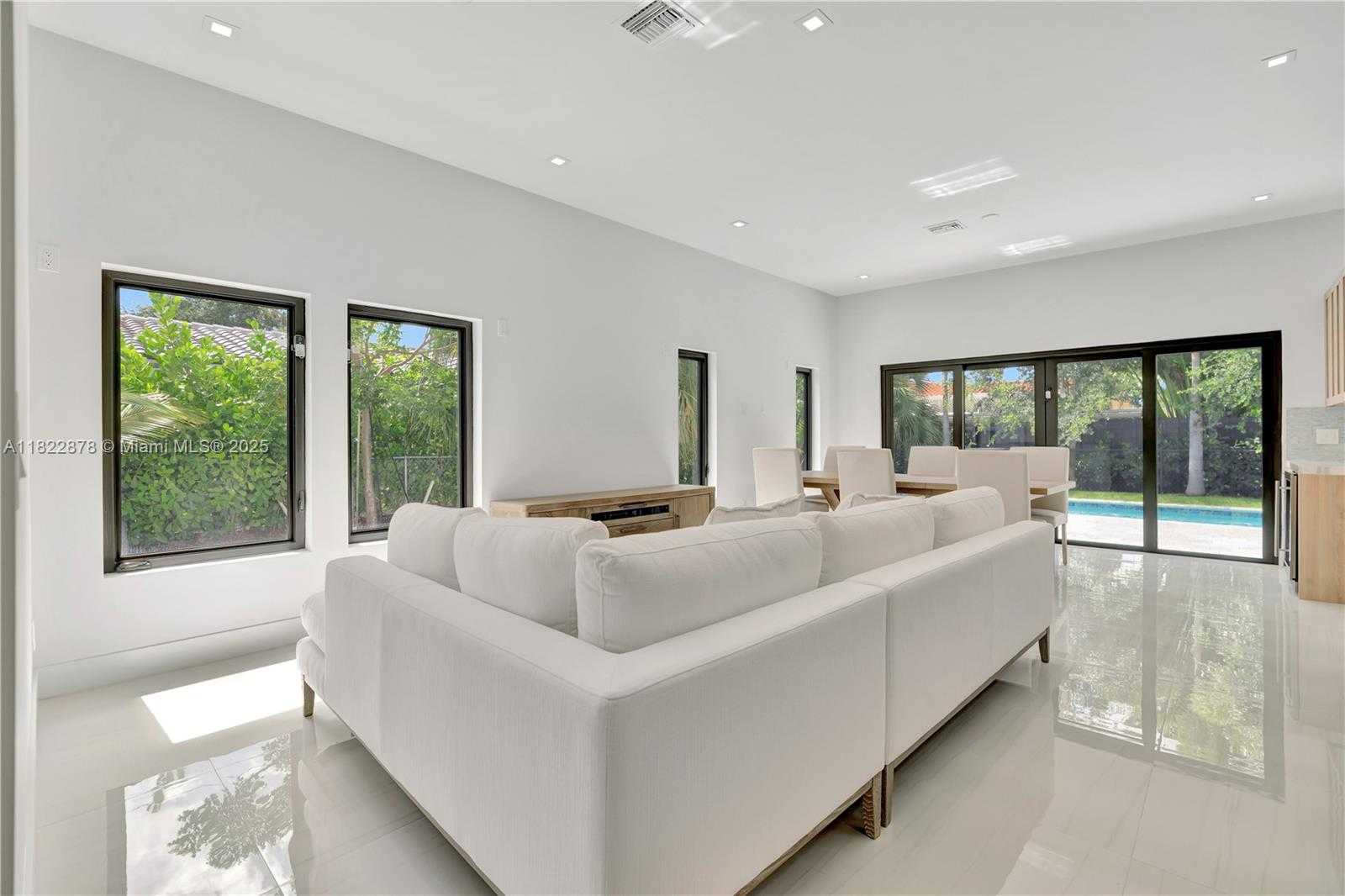 Small Image of 306 PLYMOUTH RD, West Palm Beach Number 13