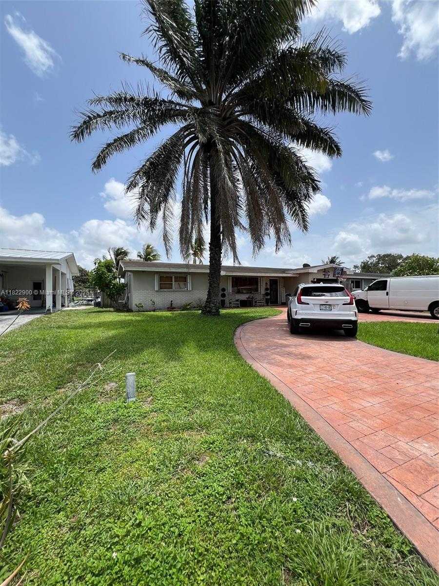 Small Image of 8230 NORTH WEST 15TH ST, Pembroke Pines Number 2