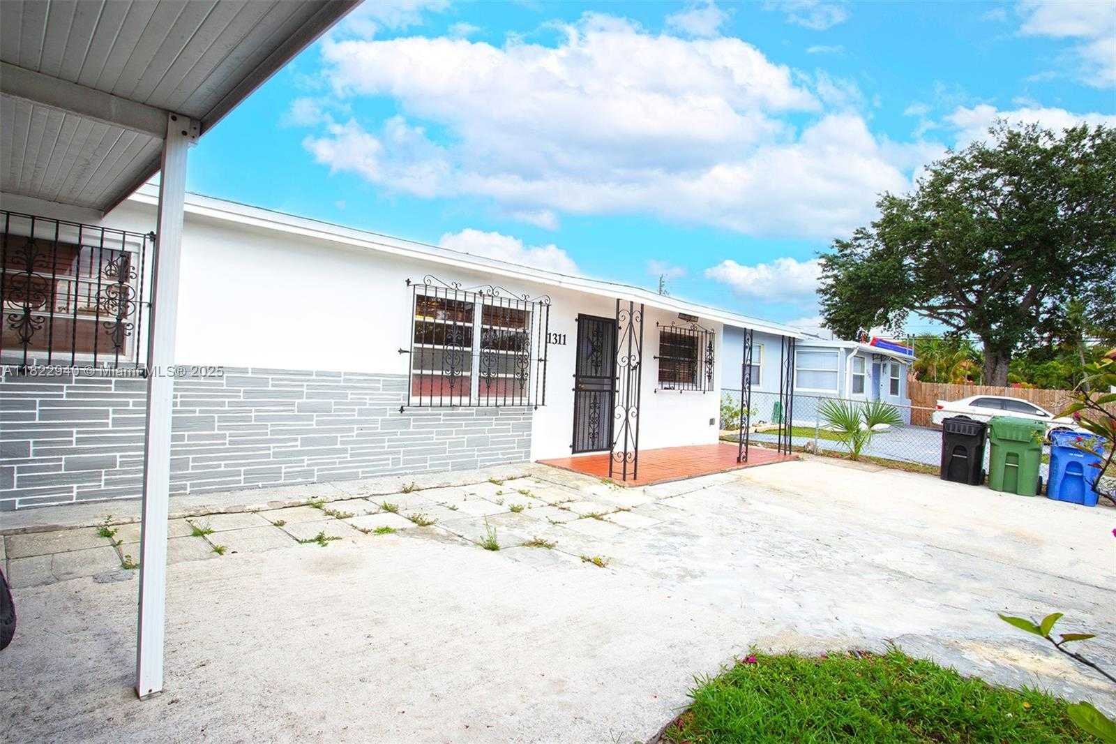 Small Image of 1311 SOUTH WEST 33RD TER, Fort Lauderdale Number 2