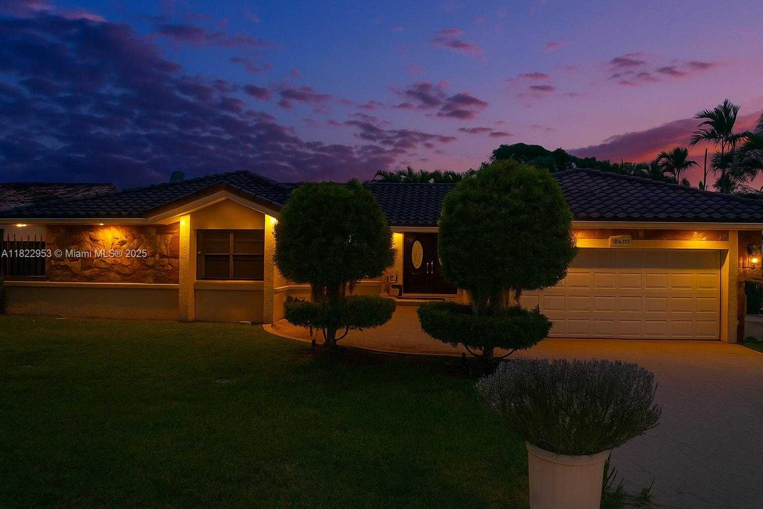 Small Image of 20045 NORTH WEST 65TH CT, Hialeah Number 2