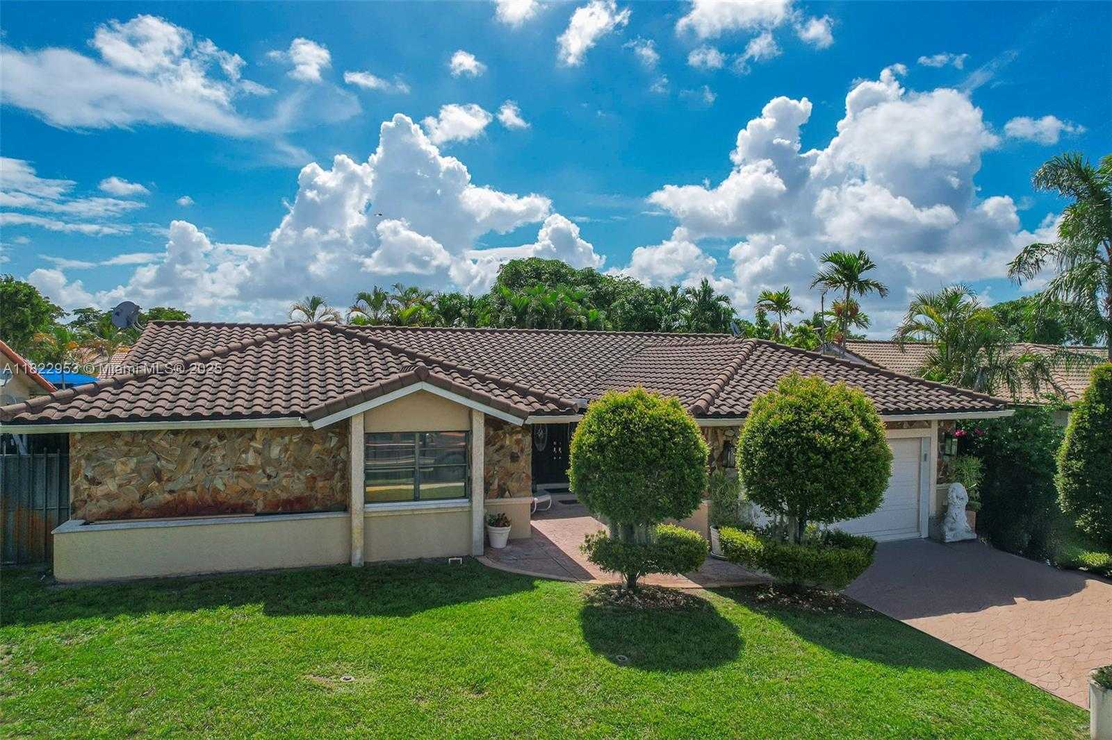 Small Image of 20045 NORTH WEST 65TH CT, Hialeah Number 3