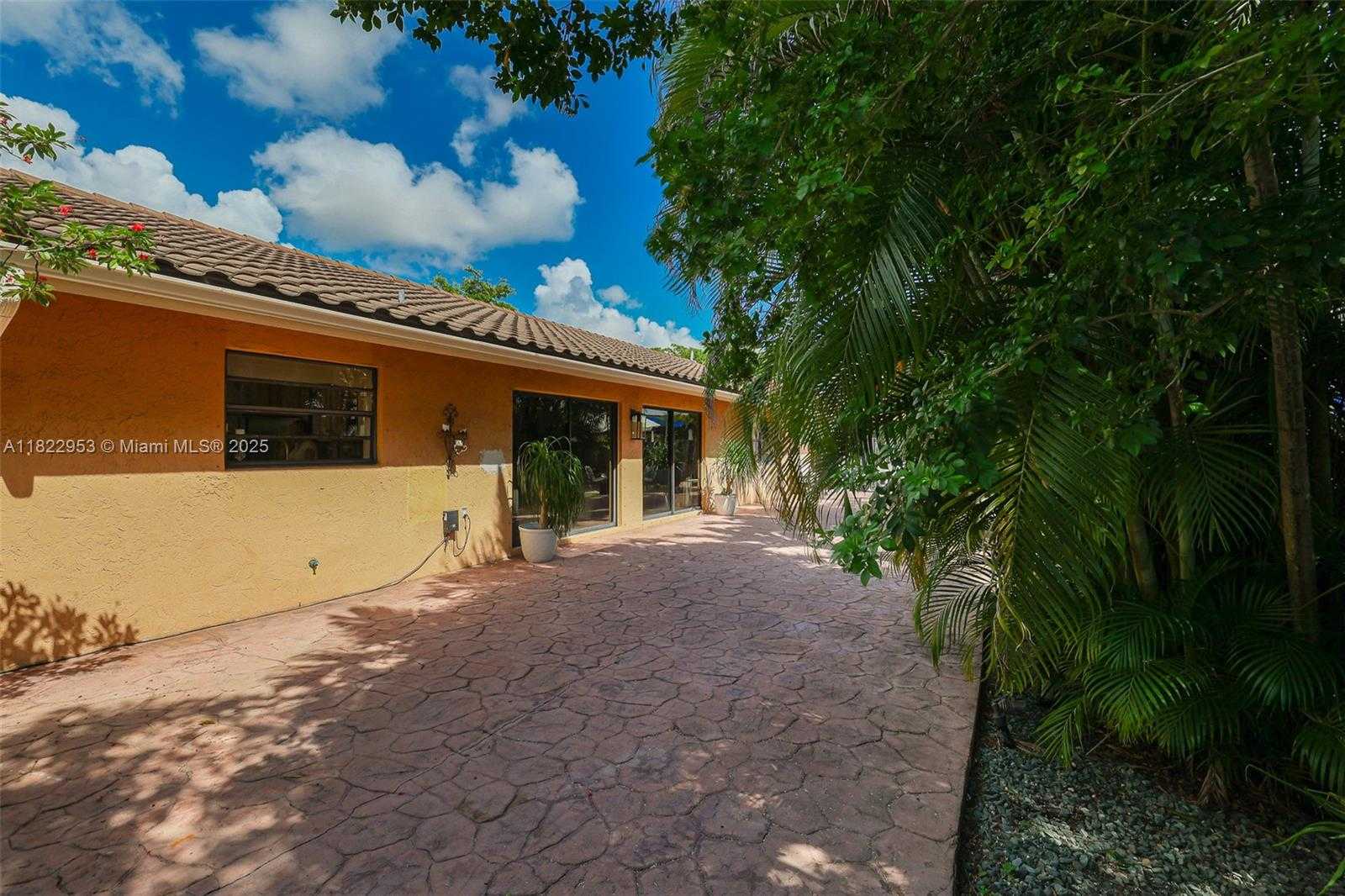 Small Image of 20045 NORTH WEST 65TH CT, Hialeah Number 35