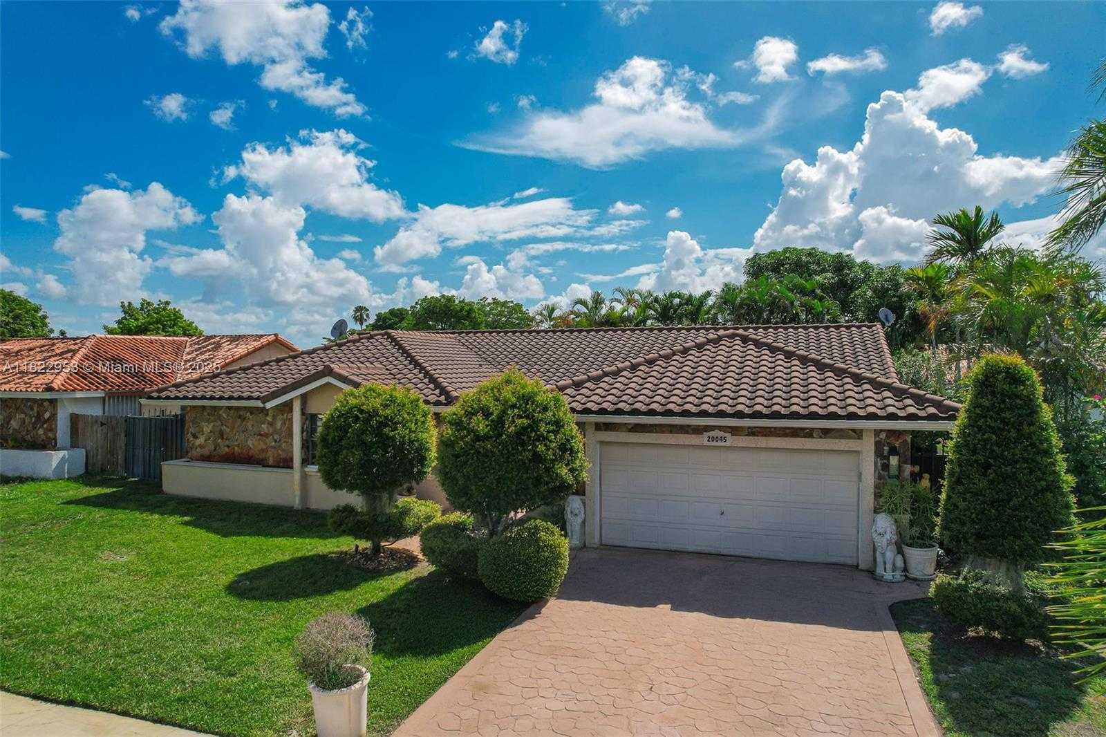 Small Image of 20045 NORTH WEST 65TH CT, Hialeah Number 4