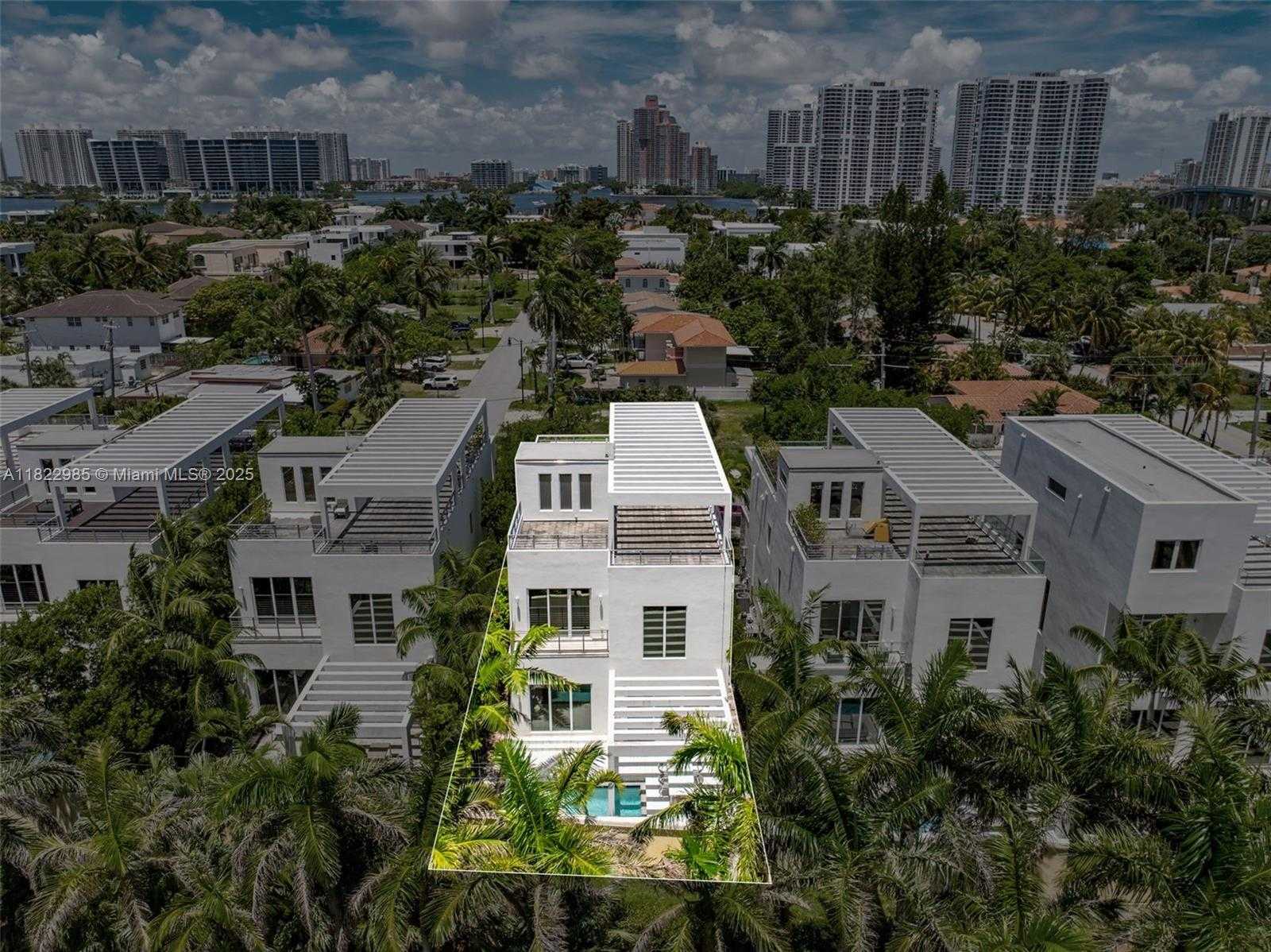 Small Image of 18955 ATLANTIC BLVD, Sunny Isles Beach Number 24