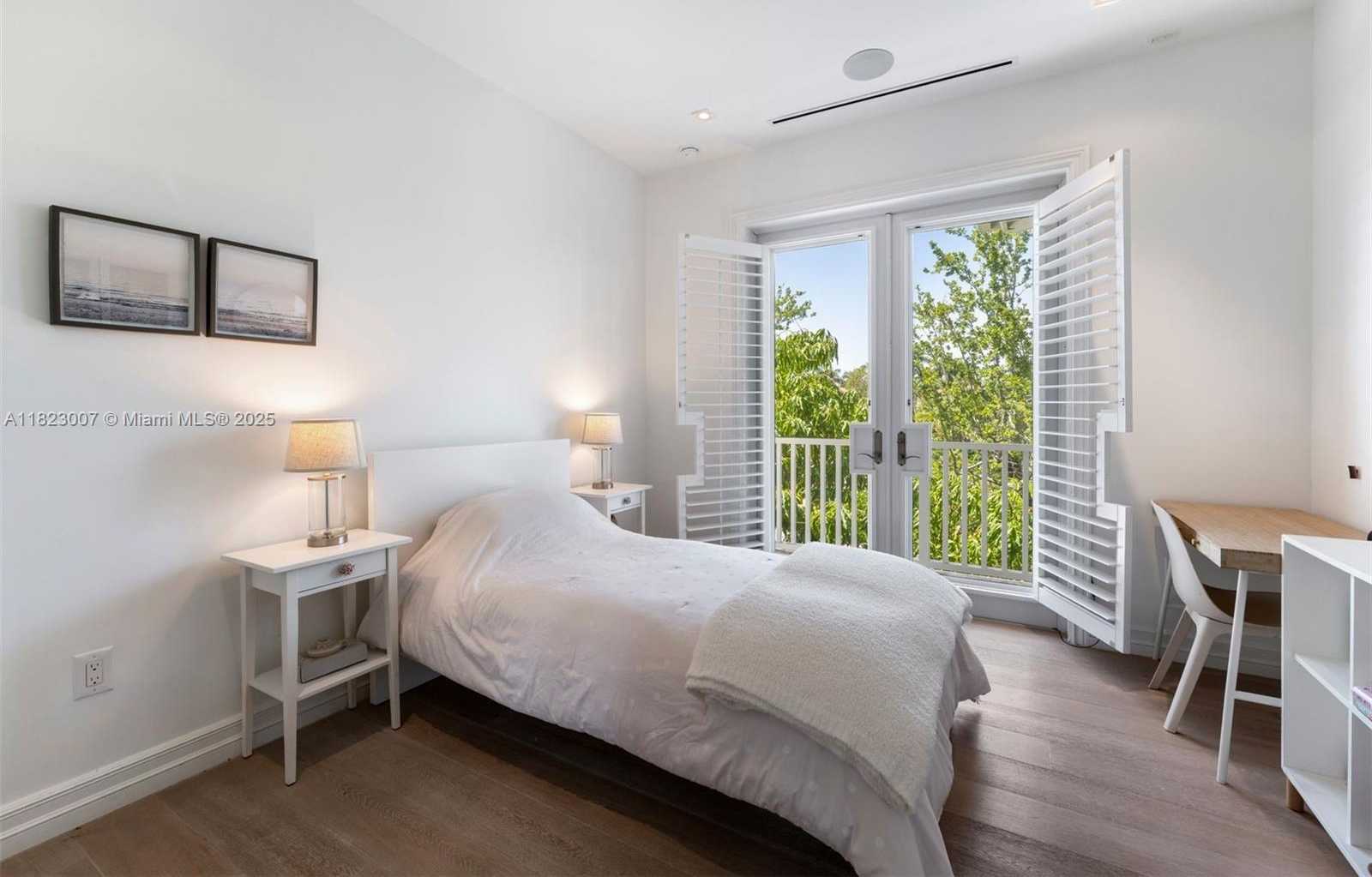 Small Image of 220 CYPRESS DR, Key Biscayne Number 33