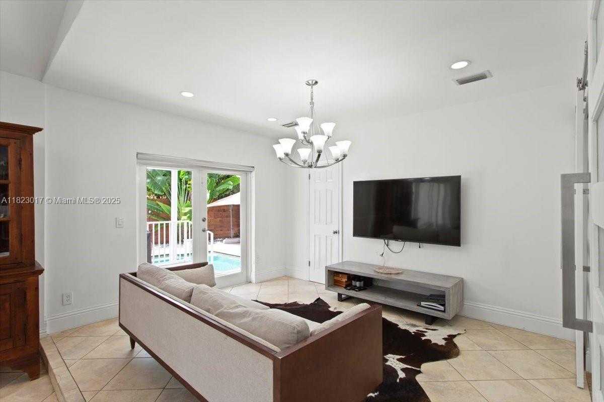 Small Image of 4190 PAMONA AVE, Miami Number 20