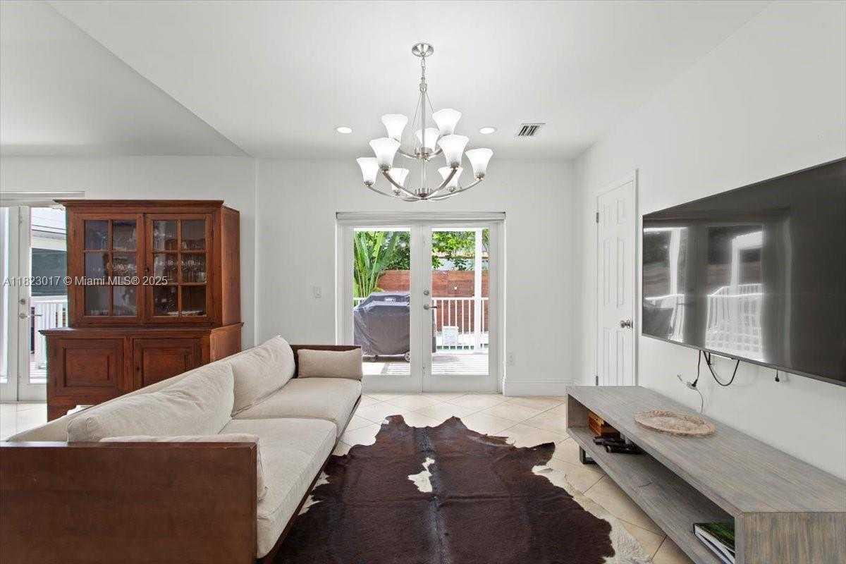 Small Image of 4190 PAMONA AVE, Miami Number 22